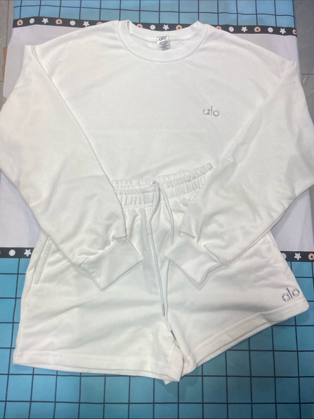 Alo Yoga Women 2 Piece Outfit, Crew Neck Long Sleeve